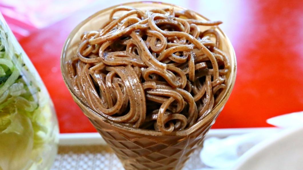 店家特製的「阿嬤嘎比麵」，口感就像是蕎麥麵般Ｑ彈。（圖／豬飛小姐的彩色生活提供）  