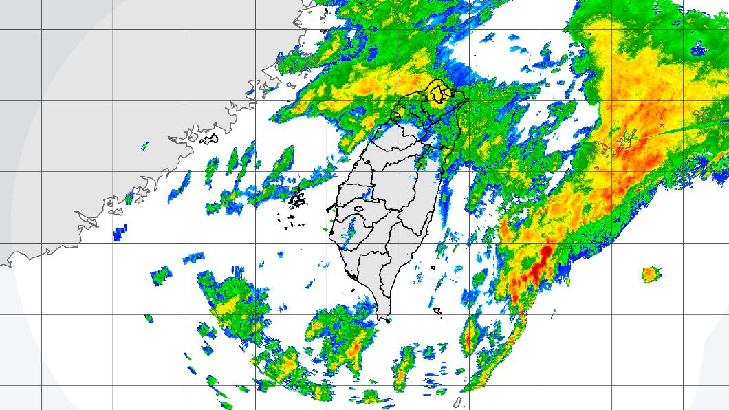 東北季風及颱風外圍環流影響，北部、東半部需留意易有短延時強降雨。（圖／中央氣象局）