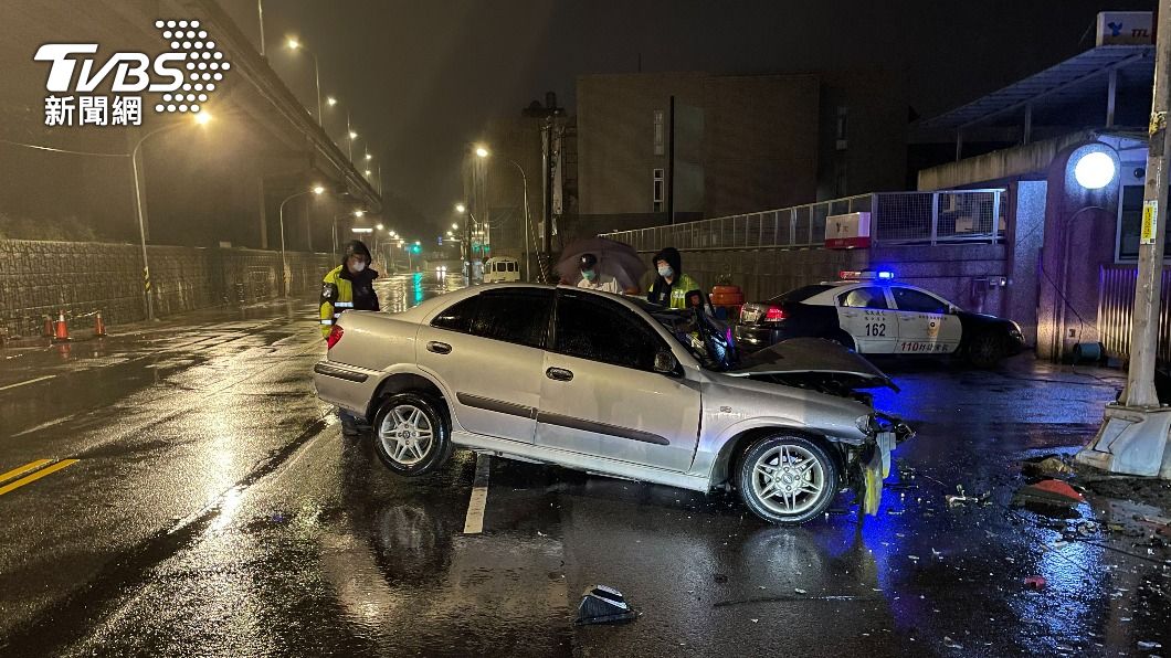 「眼前突然一片黑」男駕車高速自撞電線桿 車毀人輕傷