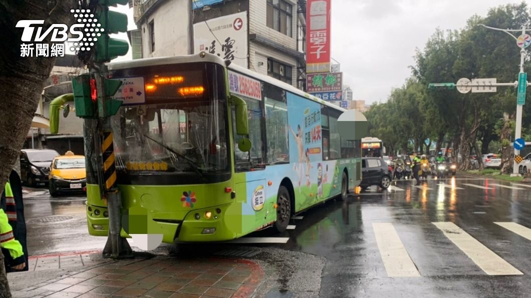 北市公車自撞紅燈綠桿 47歲司機失去呼吸心跳送醫搶救