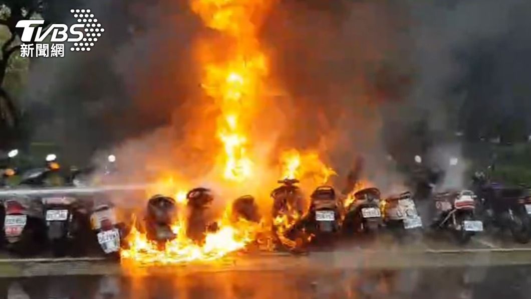 火在燒!板橋路邊機車未發動突竄煙起火 十車燒到剩骨架