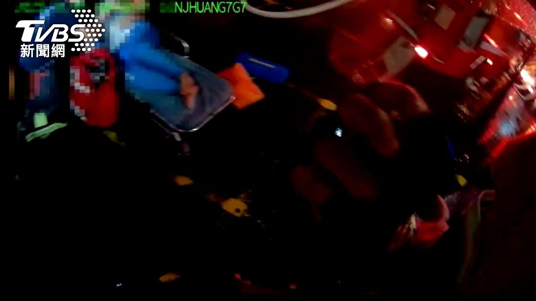 新莊公寓暗夜惡火!警消急救出母子檔 1人昏迷搶救中