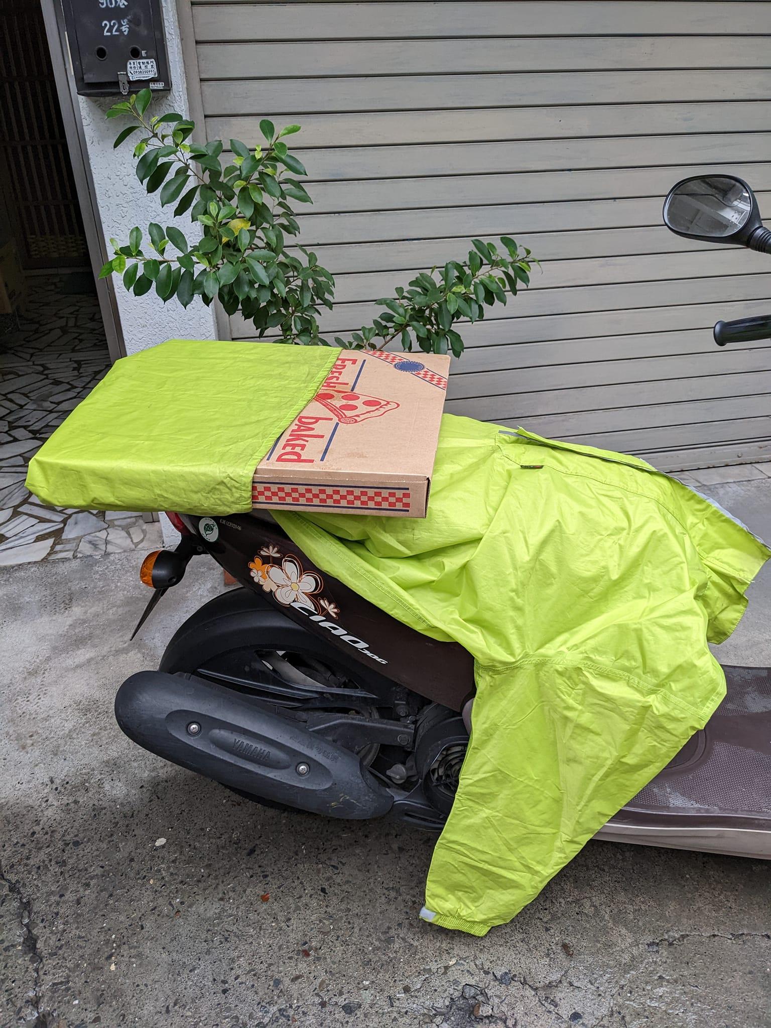 重點在於要把袖子塞進車廂固定。(圖/翻攝自COSTCO 好市多 消費經驗分享區)