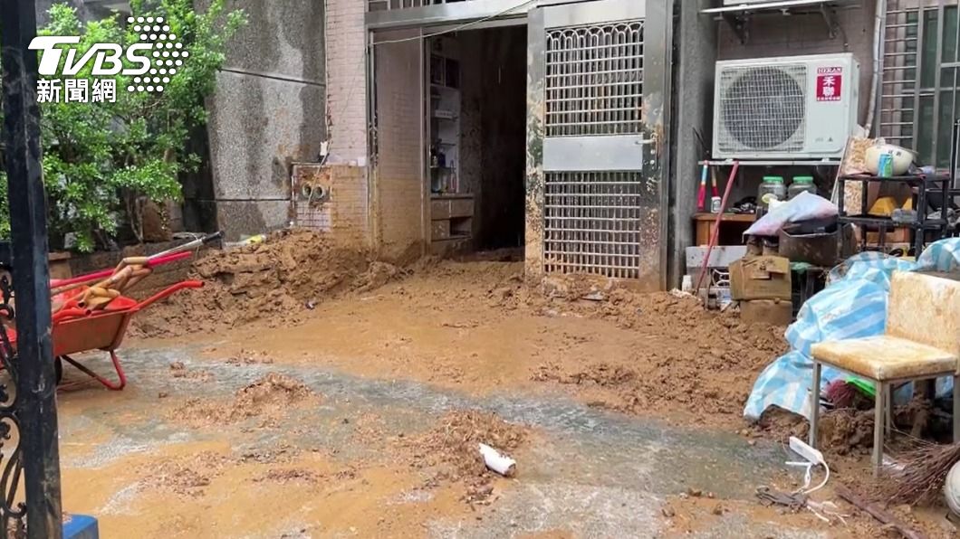 基隆暖暖街民宅受災嚴重。(圖/TVBS)