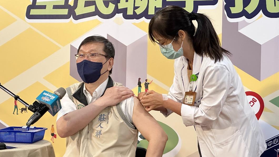 疾管署副署長接種流感疫苗。(圖/許稚佳攝)