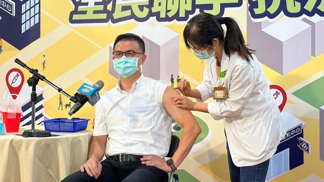 全聯總經理蔡篤昌接種流感疫苗。(圖/許稚佳攝)