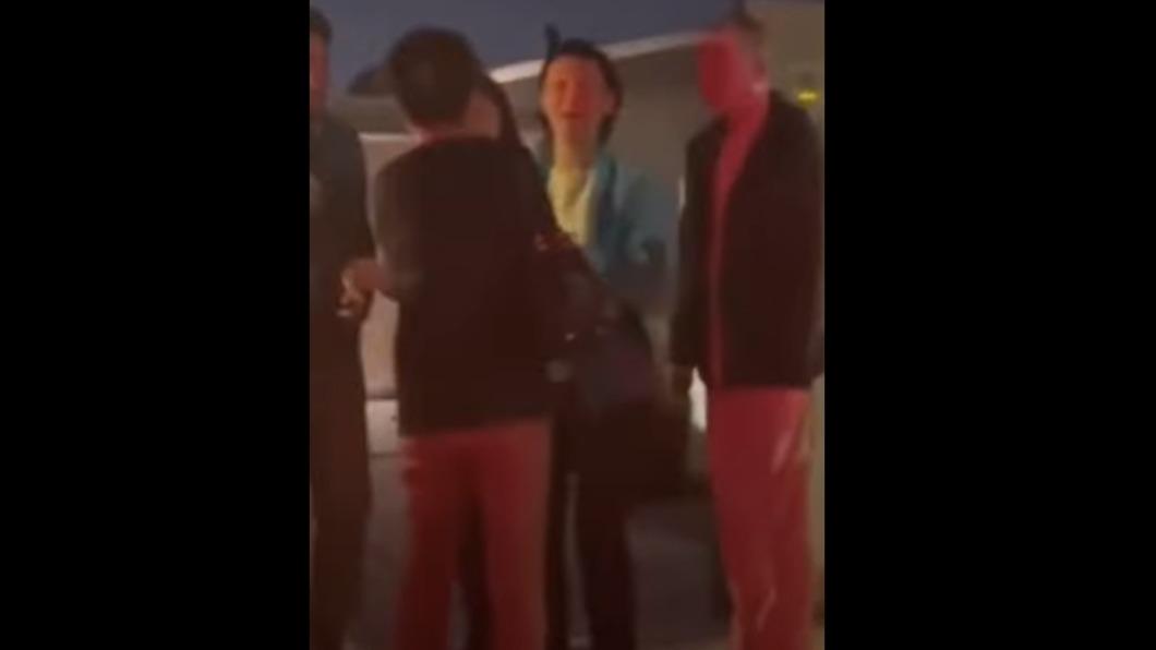 大陸名導演馮小剛與妻子徐帆，被拍到兩人在洛杉磯豪宅與朋友相聚。（圖/翻攝自YouTube影片）