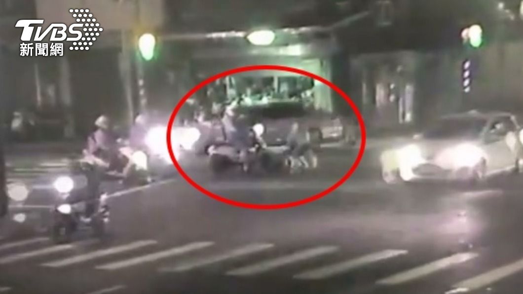 行車糾紛爆衝突!外送員4度催油門撞單車伯 掏2千和解