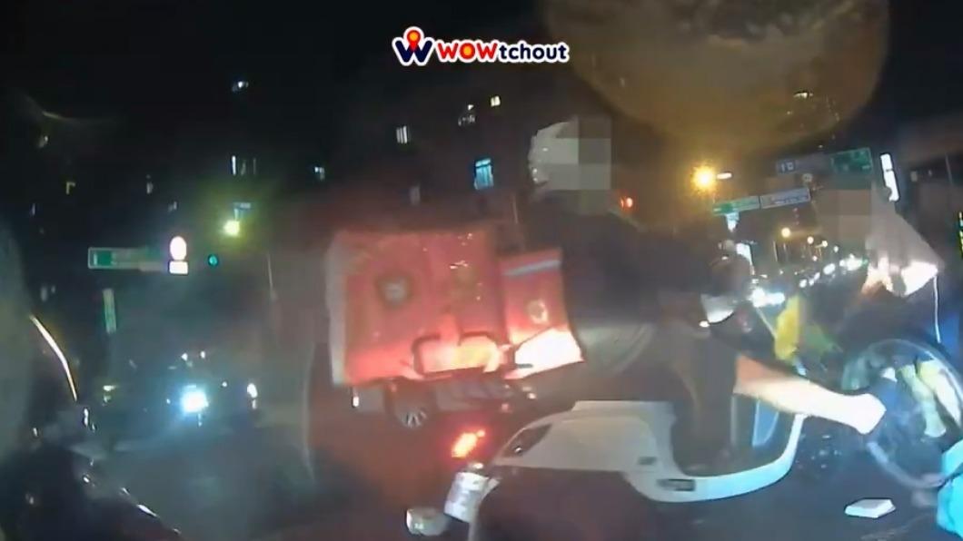 2人疑似行車糾紛衝突。（圖／YouTube WoWtchout - 地圖型行車影像分享平台）