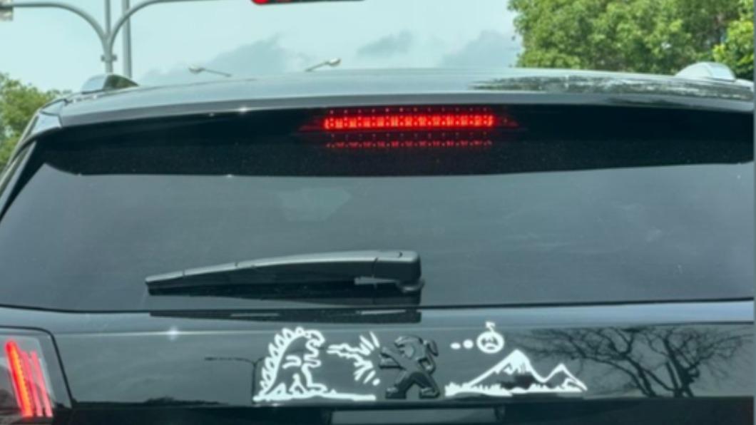 獅子大戰哥吉拉?超狂神人魔改車LOGO 後方粉絲嗨爆