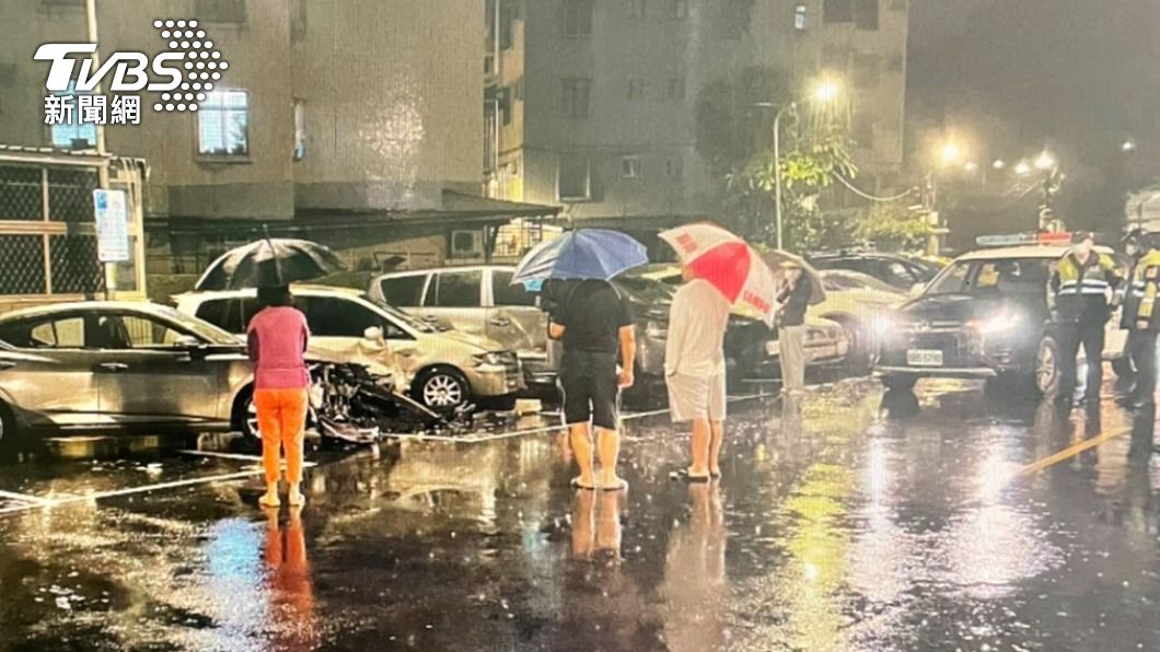五輛停放在停車場的轎車遭撞毀。(圖/TVBS)