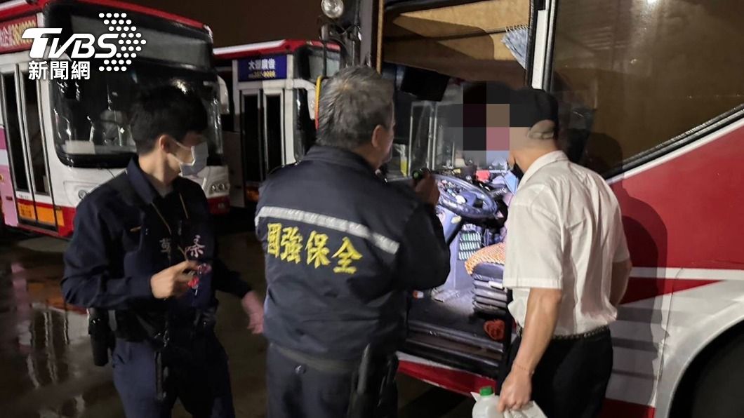 女搭公車睡過頭 GG了 受困車上找警救援