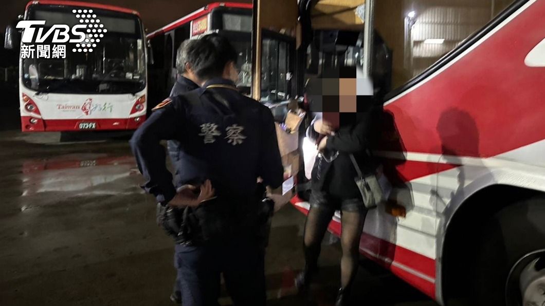 女搭公車睡過頭 GG了 受困車上找警救援