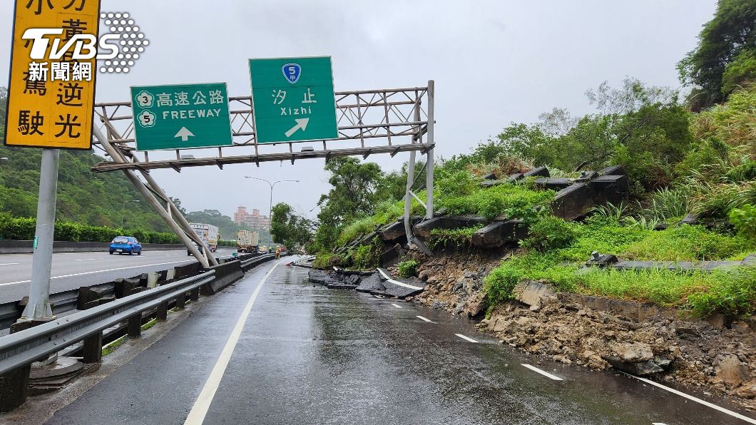 國1汐止交流道走山。(圖/TVBS)