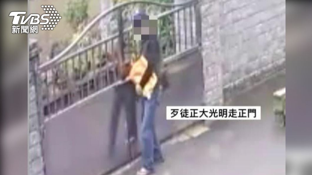 歹徒大搖大擺從大門走出。（圖／翻攝自愛西湖鄉大小事）