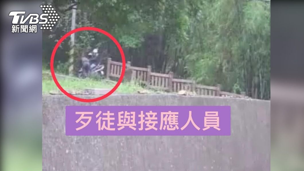 歹徒和接應人員巧妙避開監視器離開。（圖／翻攝自愛西湖鄉大小事）