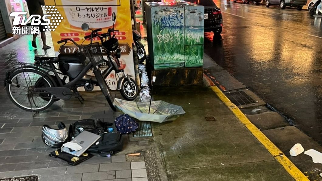 不滿客人在速食店聊天 暴怒男從2樓亂扔筆電、滑鼠
