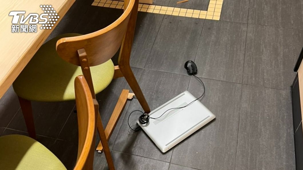 被害人筆電被砸在地上、椅腳毀損。(圖/TVBS)