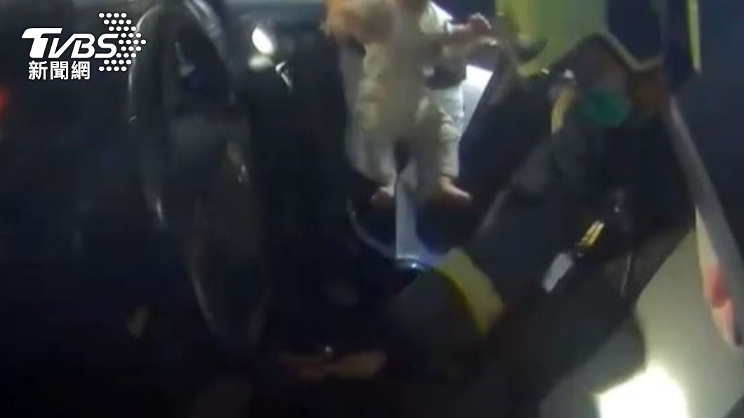娃哭爸爸慌!新手父不慎反鎖車門 急叩消防救7月大女兒