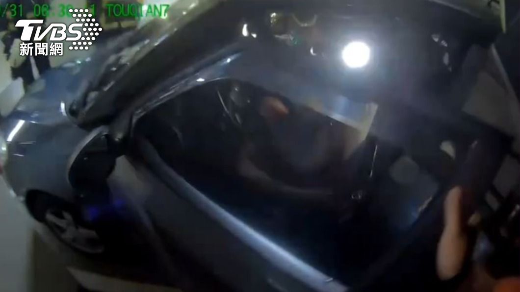 新手爸爸不慎將車門反鎖,導致女兒一人困在車內。(圖/TVBS)