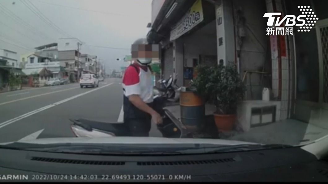 孫女拍完照後遭攔車。（圖／TVBS）
