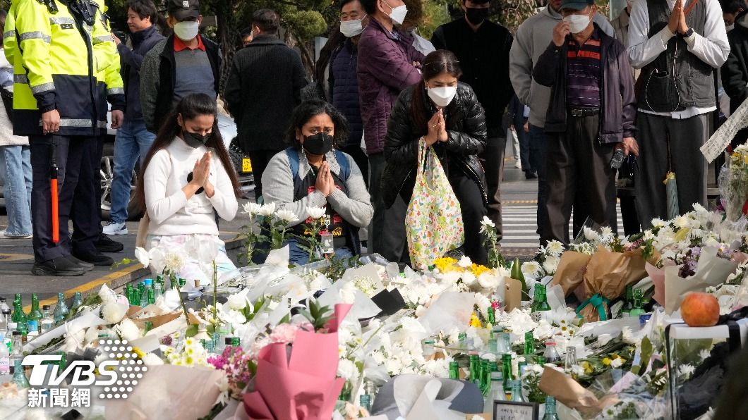 民眾自發為梨泰院慘案獻花、祈禱。(圖/達志影像美聯社)