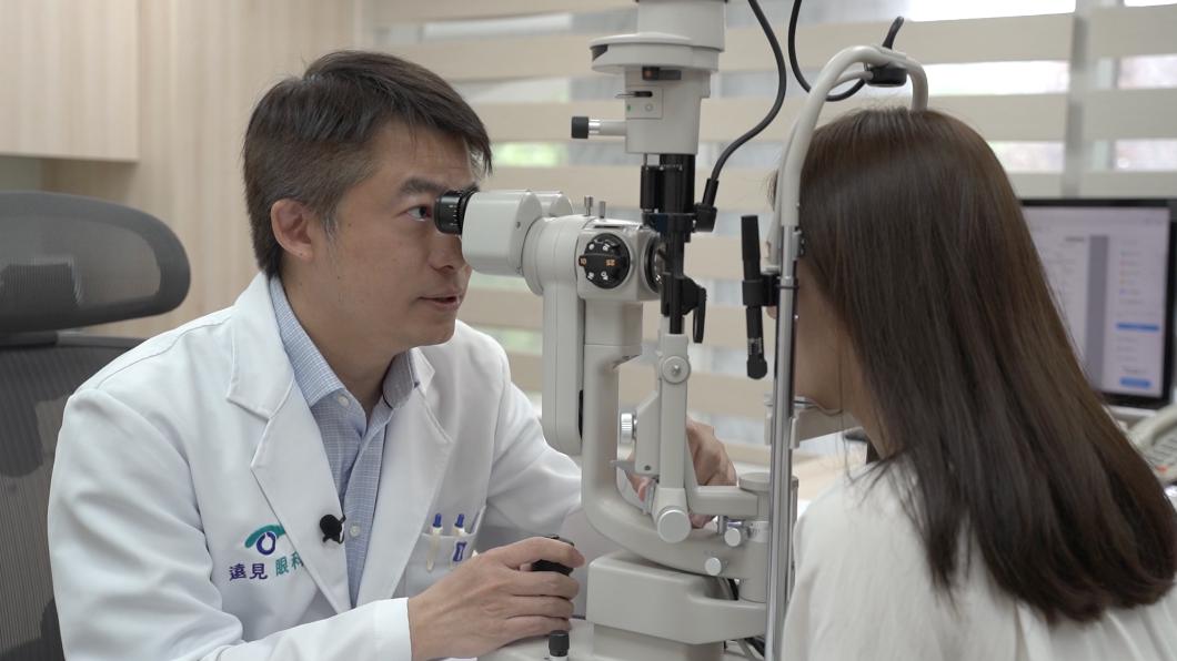 看東西越拿越遠!老花年輕化「30多歲中招」 2副眼鏡輪流戴