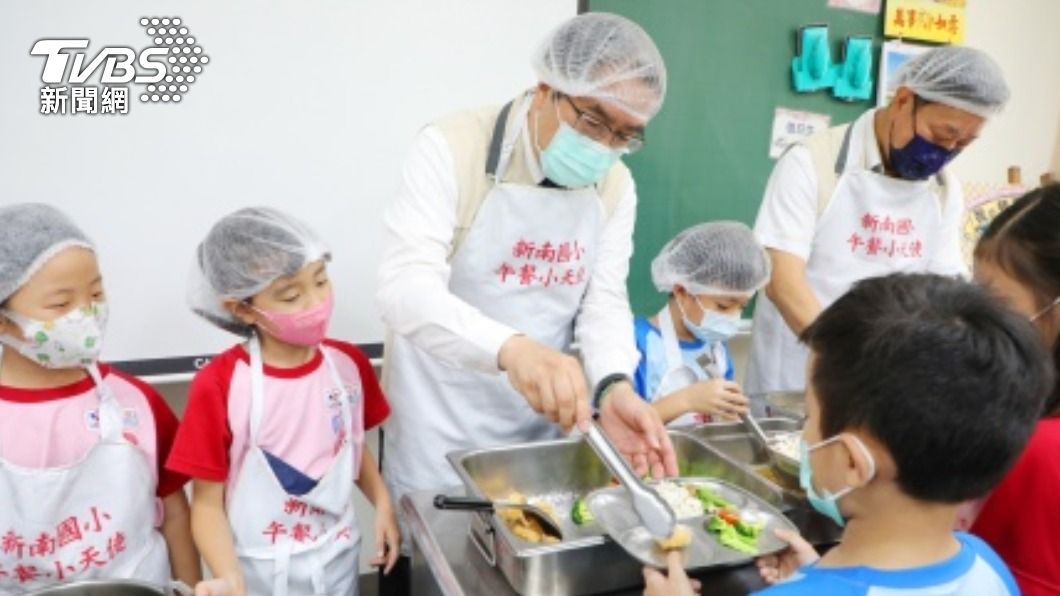 響應「班班吃石斑」　台南市國中小學加菜開吃