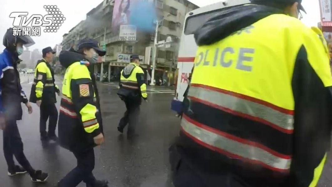 公車卡卡!開到一半路中拋錨 4警化身大力士幫推車
