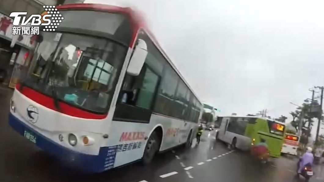 公車因不明原因拋錨在路中。（圖／TVBS）