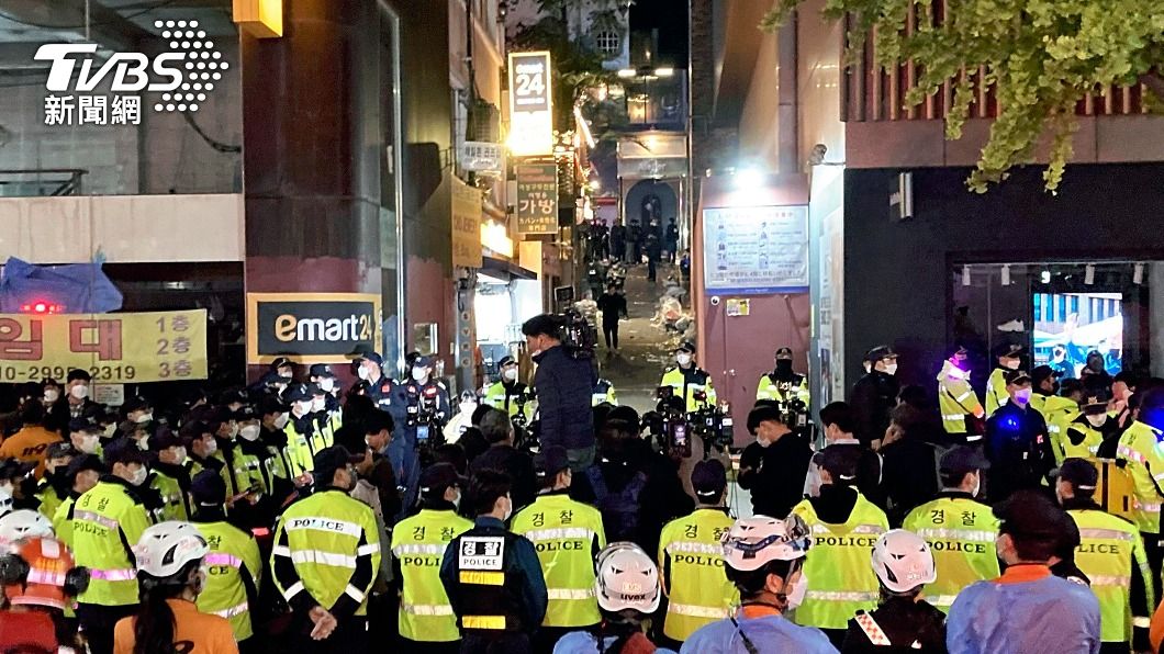 許多罹難者被重壓在人群堆下。（圖／達志影像美聯社）