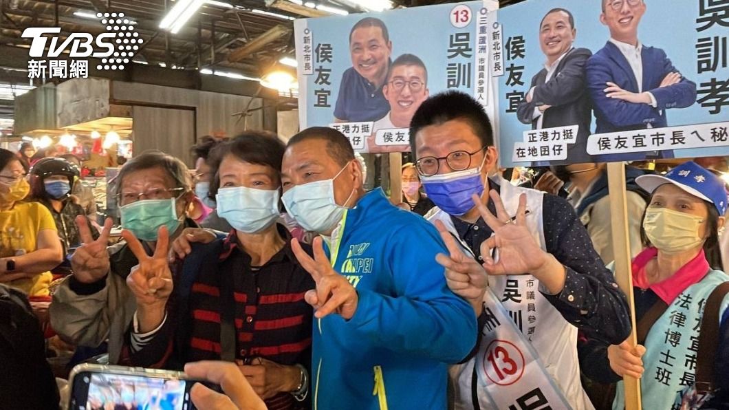 新北市長侯友宜今(1)日上午帶著國民黨新北市議員候選人吳訓孝掃街拜票。(圖/國民黨新北市議員候選人吳訓孝提供)