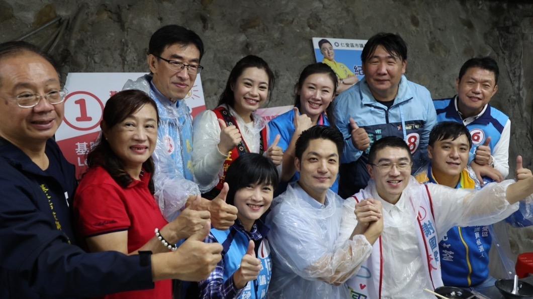 蔣萬安陪同謝國樑到市場拜票。(圖/蔣萬安競辦提供)
