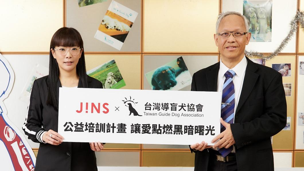 JINS台灣總經理邱明琪(左)攜手台灣導盲犬協會推出聯名限量商品。(圖/業者提供)