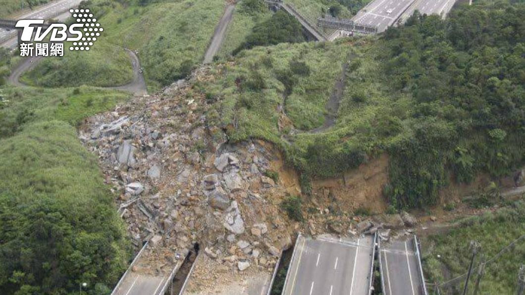 當時南北雙向車道全遭土石覆蓋。(圖/TVBS資料照)