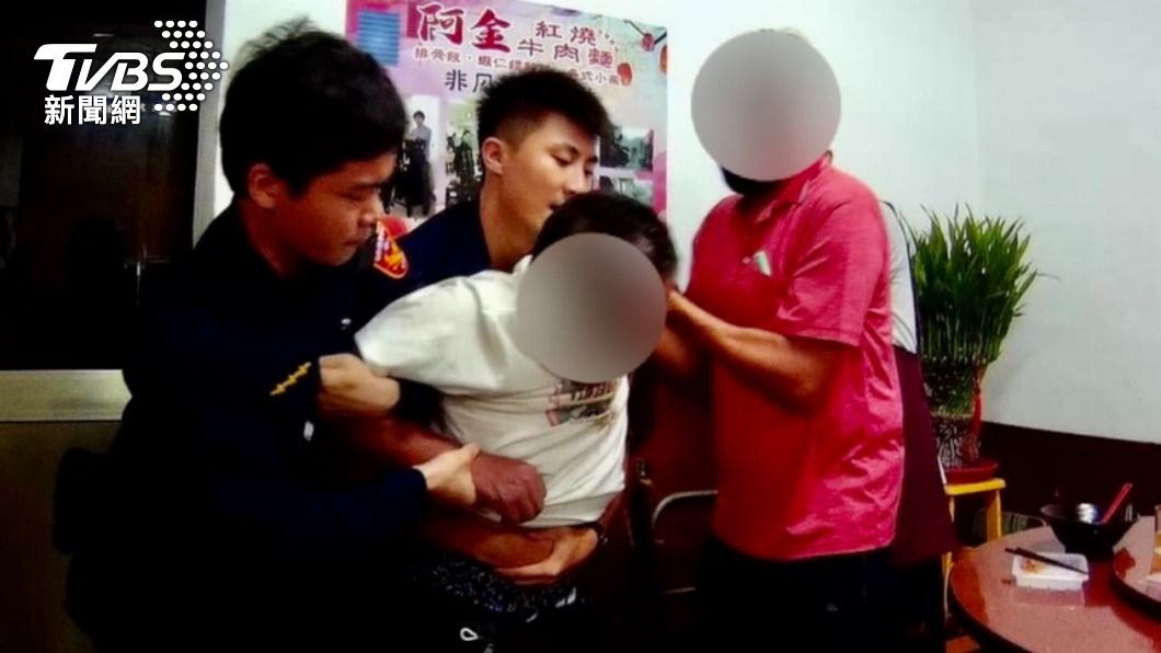 陳男吃麻糬噎到。(圖/TVBS)