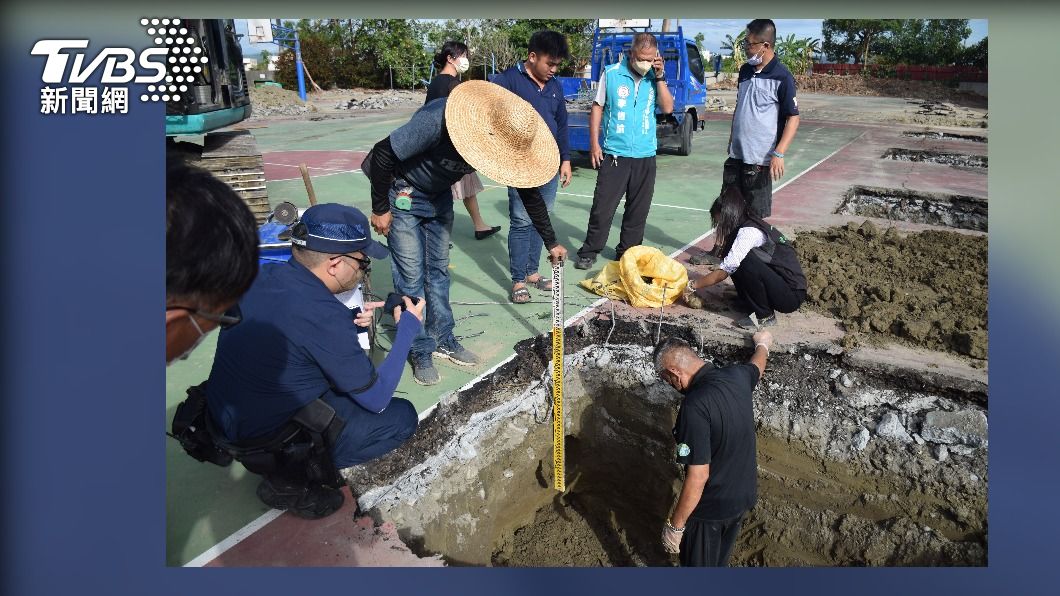 真的嚇一跳! 國中校園開挖籃球場整修 挖出一具白骨