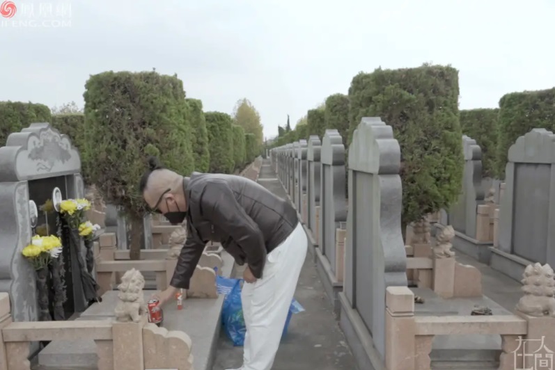 老翁去年過世男子每隔一段時間就會去他的墳前祭拜。(圖/翻攝自鳳凰網)