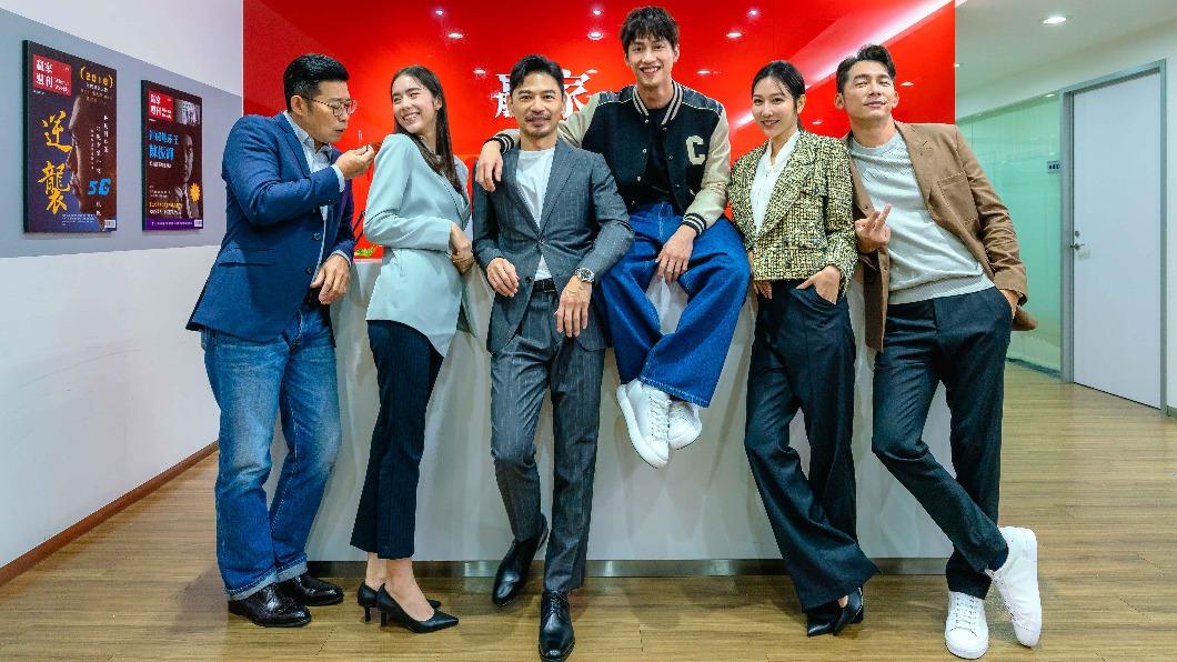 左起馬力歐、林奕嵐、導演阿Ken、范少勳、曾莞婷、温昇豪。（圖／鏡文學提供）