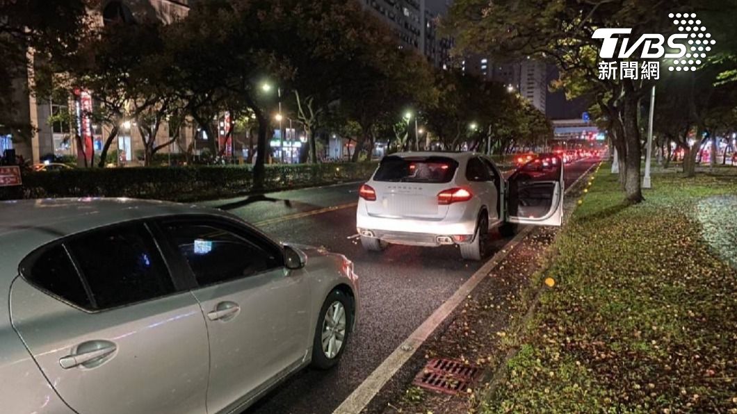 警方正調閱監視器，釐清外籍空少為何會違規闖越道路。（圖／TVBS）