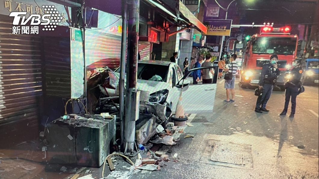 電桶引發爆炸，周邊住戶停電。（圖／TVBS）