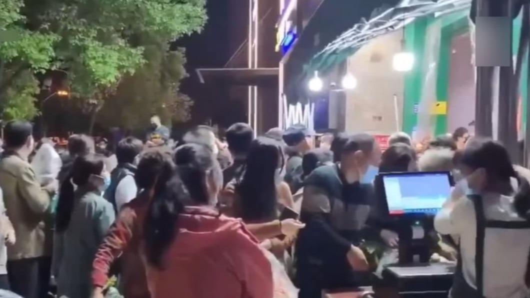 當局的「靜默令」引發民眾恐慌,大批居民前往超市搶買物資。(圖/翻攝自《新唐人》)