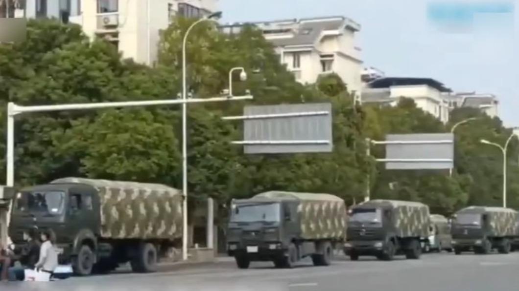 當局實行「靜默管理」後,十多輛軍車駛入武漢江岸區。(圖/翻攝自《新唐人》)
