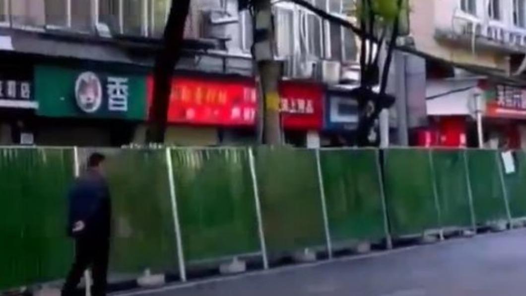 除了大型商場、電影院被封外,部分區域還遭鐵皮圍欄封堵。(圖/翻攝自《新唐人》)