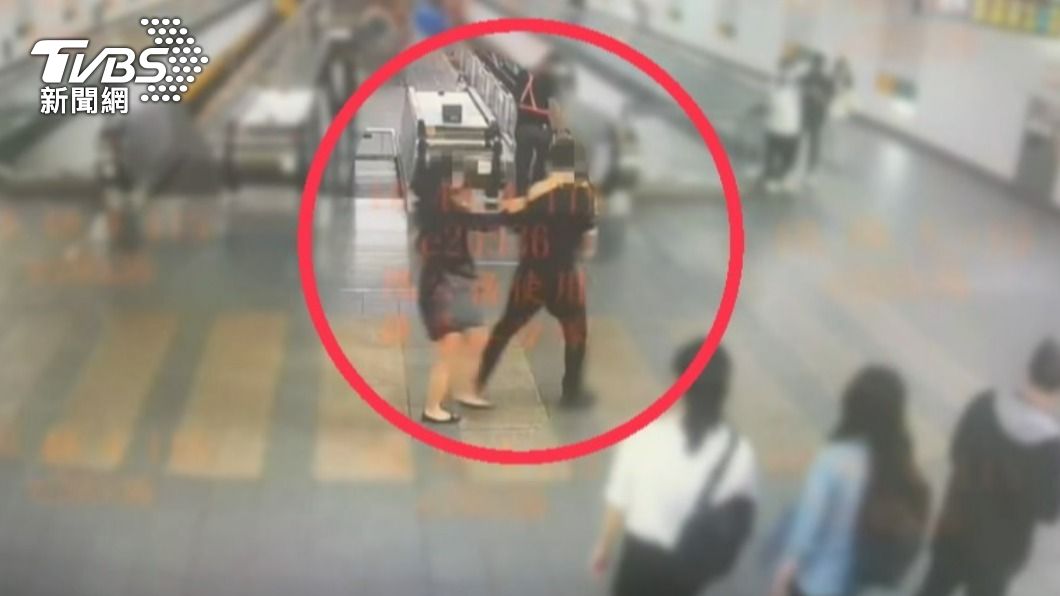 別想跑!噁男搭捷運持手機偷拍 被害女「怒揪衣領」逮人