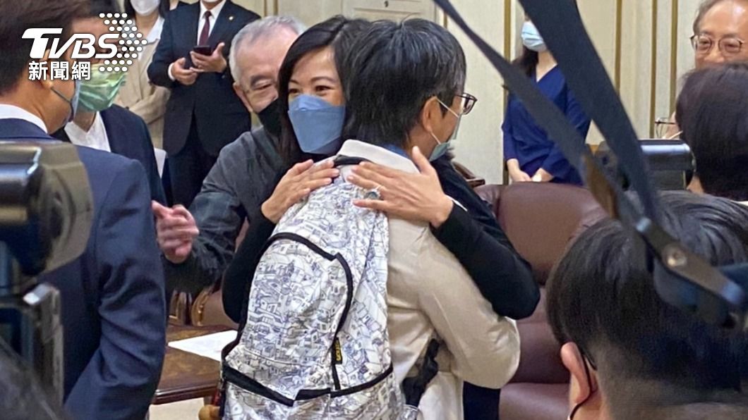 擁抱蔡壁如!新光公主吳欣盈就職 喊在立院有「三不」