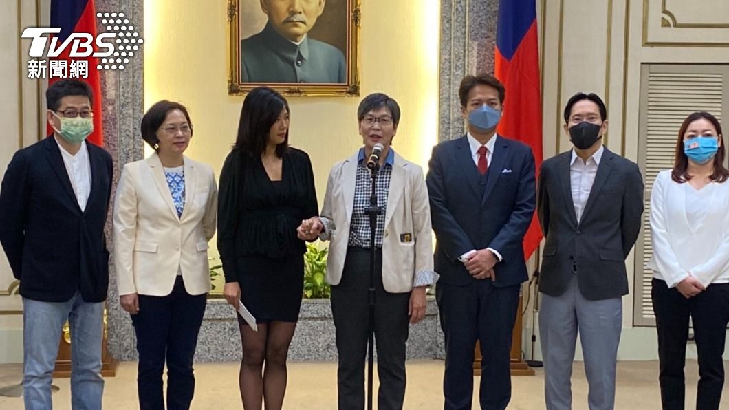蔡壁如握著吳欣盈的手講話,稱「相信她會做得很好」。(圖/林至柔攝)