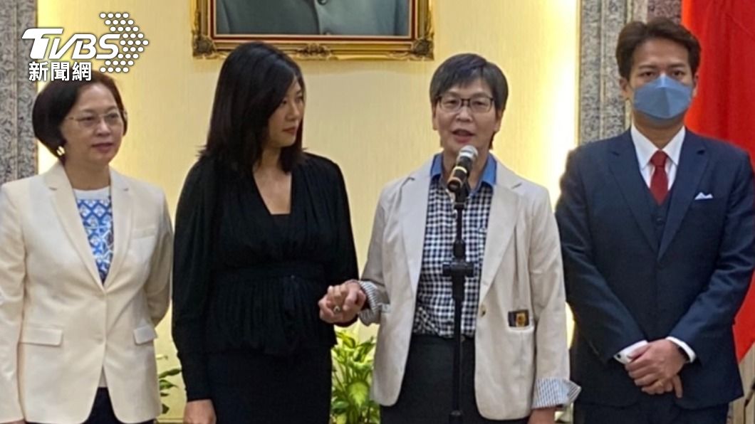蔡壁如握著吳欣盈的手講話,稱「相信她會做得很好」。(圖/林至柔攝)