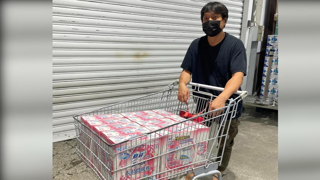 原PO與老公幫女兒買了整車衛生棉，還有了「棉棉哥」綽號。（圖／翻攝自「Costco好市多 商品經驗老實說」臉書）