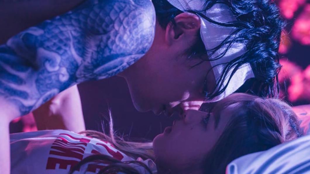 古川雄大（上）、馬場富美加上演禁忌之戀。（圖／Disney+提供）